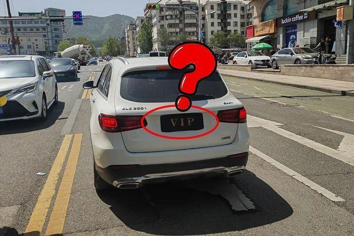 奔驰车牌照变身“VIP”，驾驶人被罚200元扣9分！4月20日，济南市公安局交通