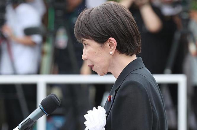 投降日将至！高市早苗想偷偷翻案洗白日本，没想到被美国当众狠狠敲打：战败国，永远别