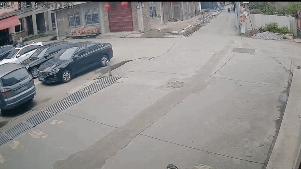 又是一个老生常谈的问题：老人摔倒了，究竟该不该去扶？
       这事发生在福