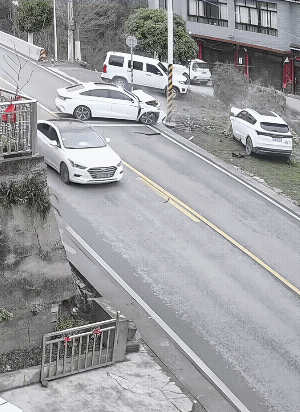 路上是实线，还没有超车条件，却做了超车的事儿，不出情况才不正常呢！
物理学者没有