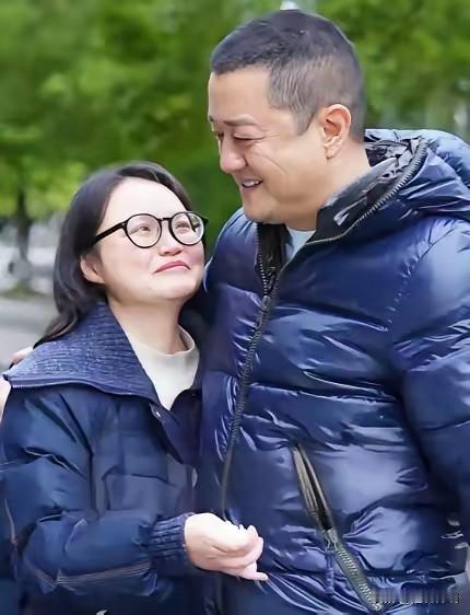 李亚鹏助养17年的汶川截肢女孩，在他欠债4亿时转来10008元，备注“万里挑一的