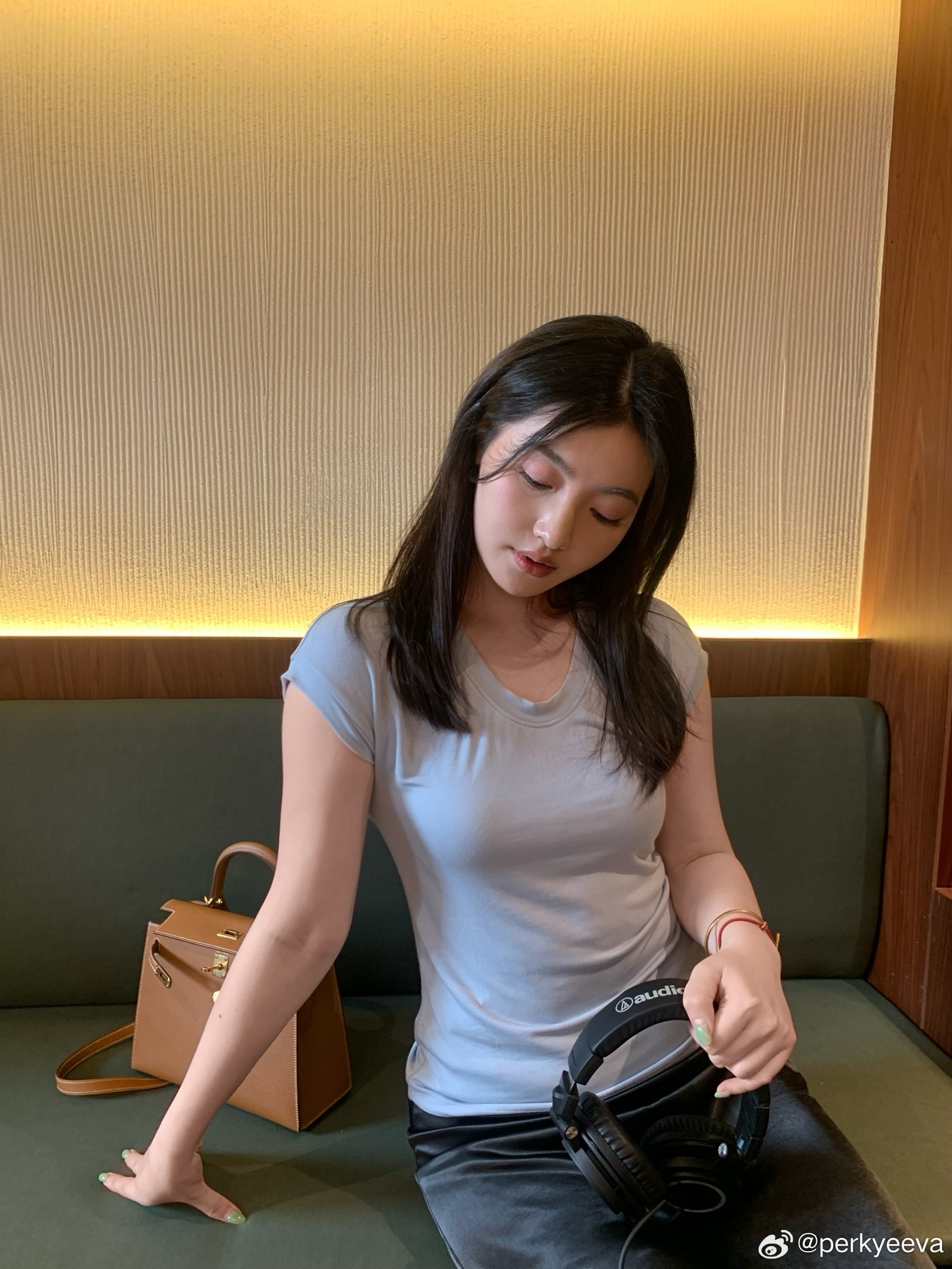 周四下午一家黑胶咖啡馆新店人满为患到排号的时候我不禁又问出了那句：所以大家真的都