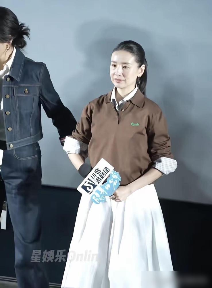 李小冉这女人，真是个活尺子。

专量娱乐圈女明星的真实成色。

她有个外号，叫合