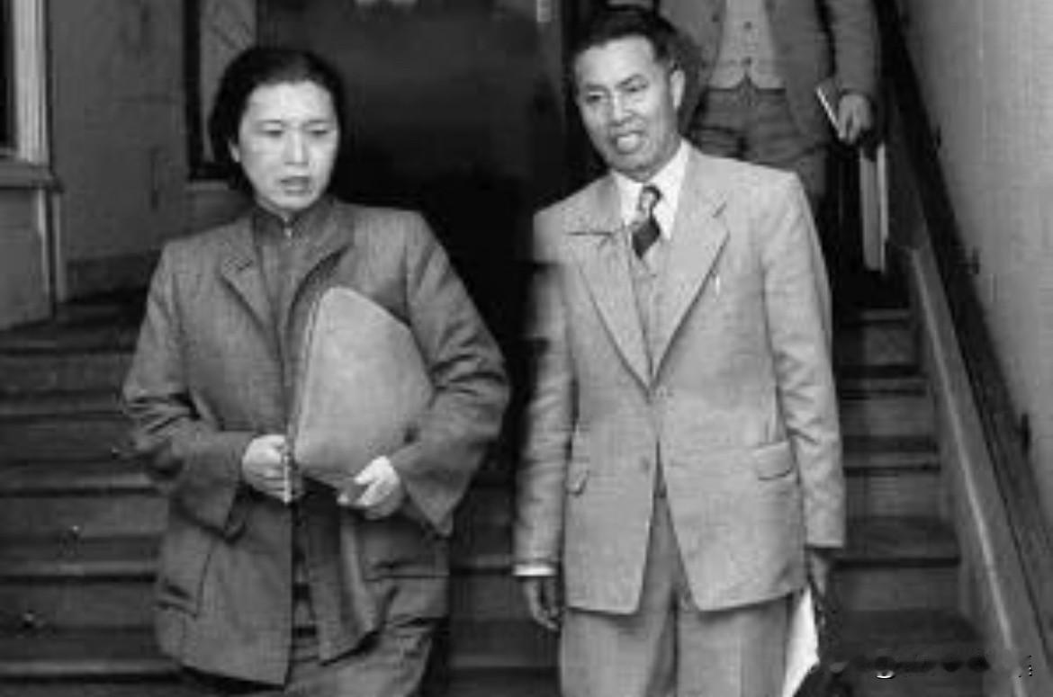 1954年4月至7月，龚澎（左）作为中国代表团新闻发言人参加日内瓦会议，这是新中