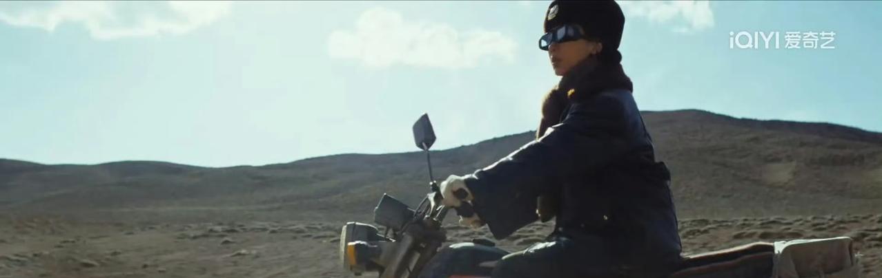高速转弯，身体倾斜，镜头死死怼着脸拍——杨紫在《生命树》里骑摩托这段，我才知道她