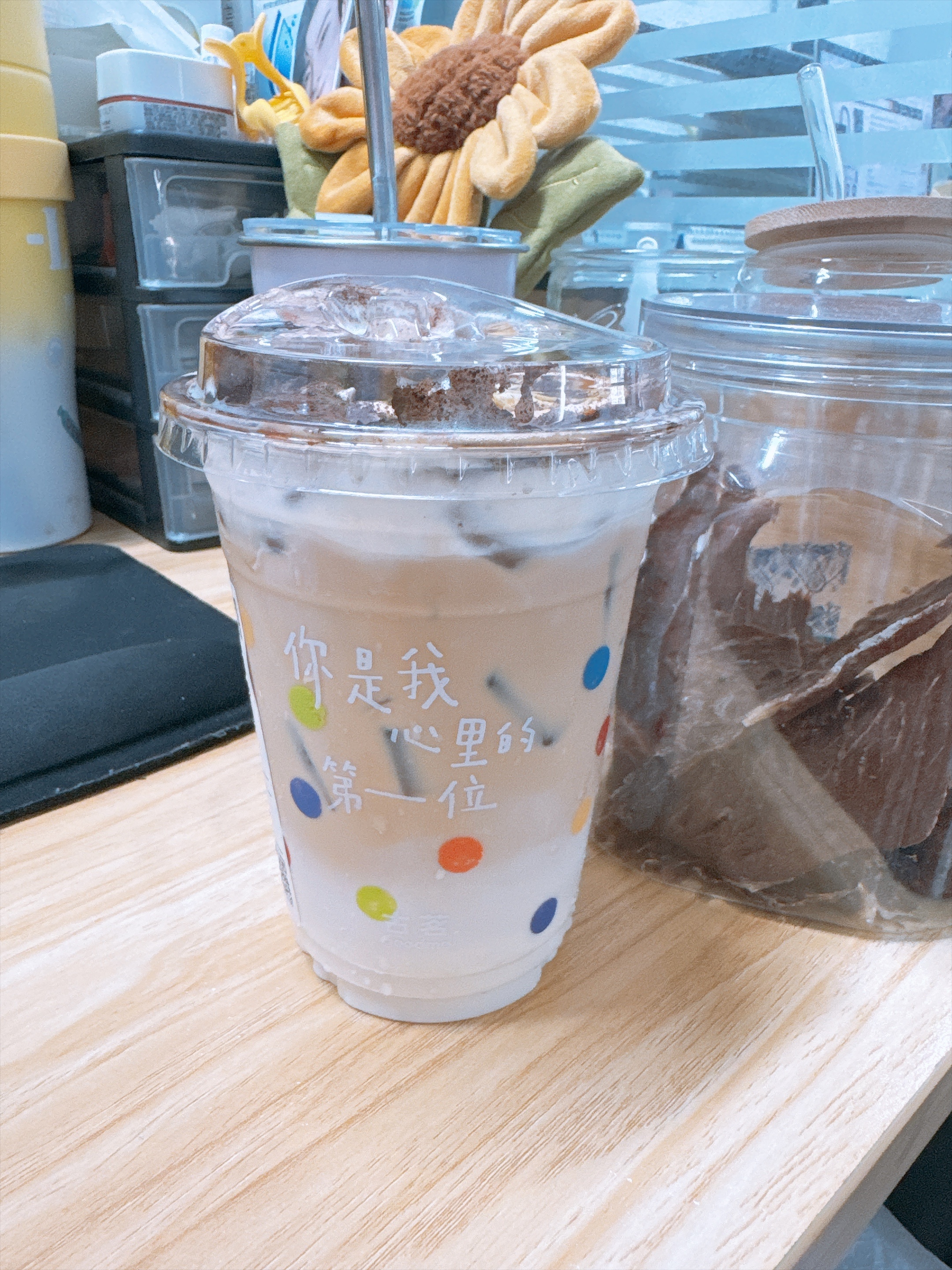 我的午饭。肯德基这个海苔脆皮鸡还挺好吃的。古茗自提比外卖便宜好多，好喝。 