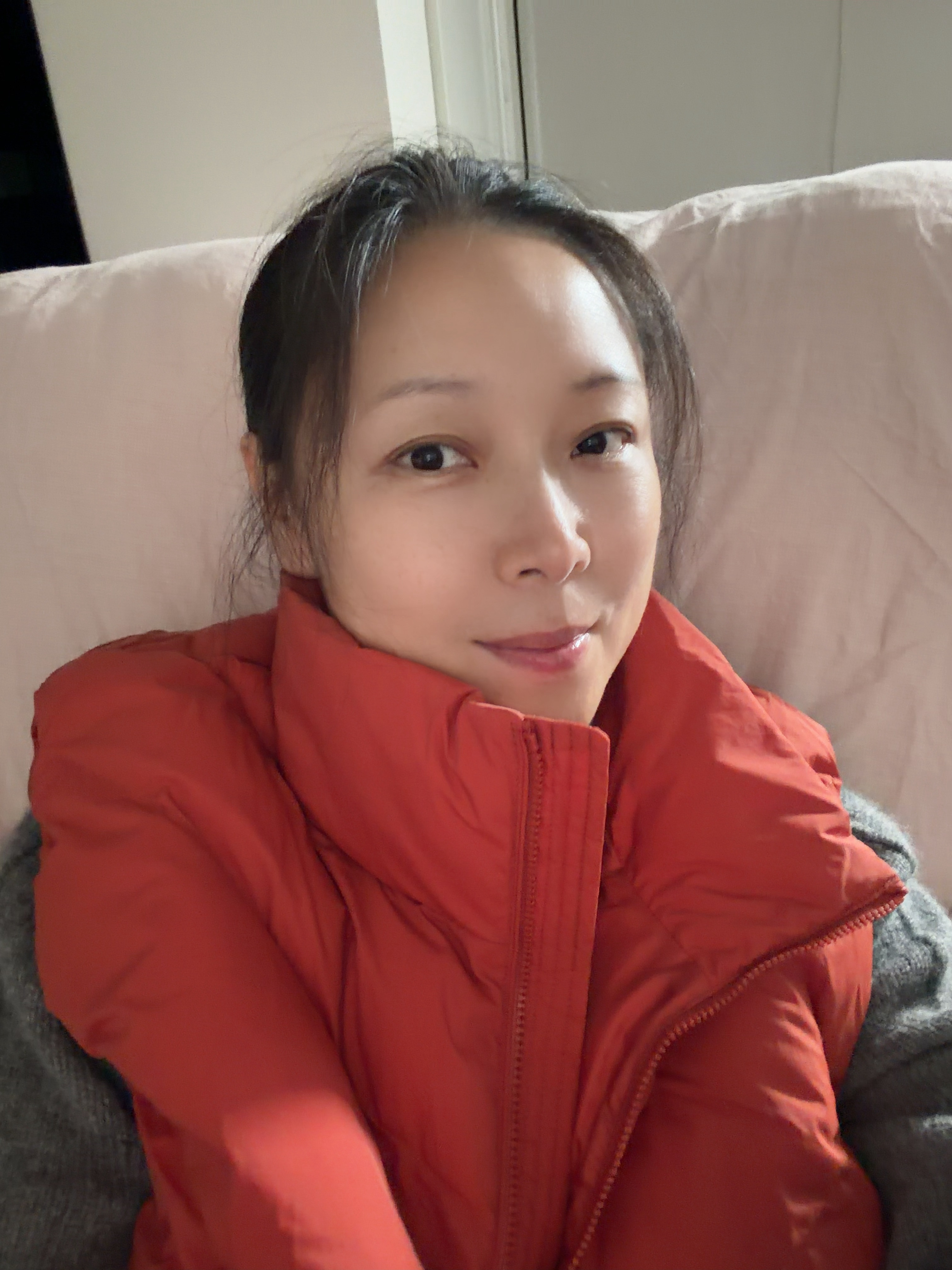 回家穿暖和。其实也不觉得很冷。当然，我家空调可以24小时开的。因为安装了太阳能。