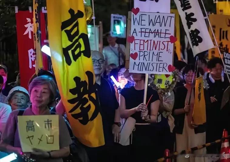 日本民众怒了！

8月19日晚，东京国会大厦前近四万人集结，要求首相下台。

这