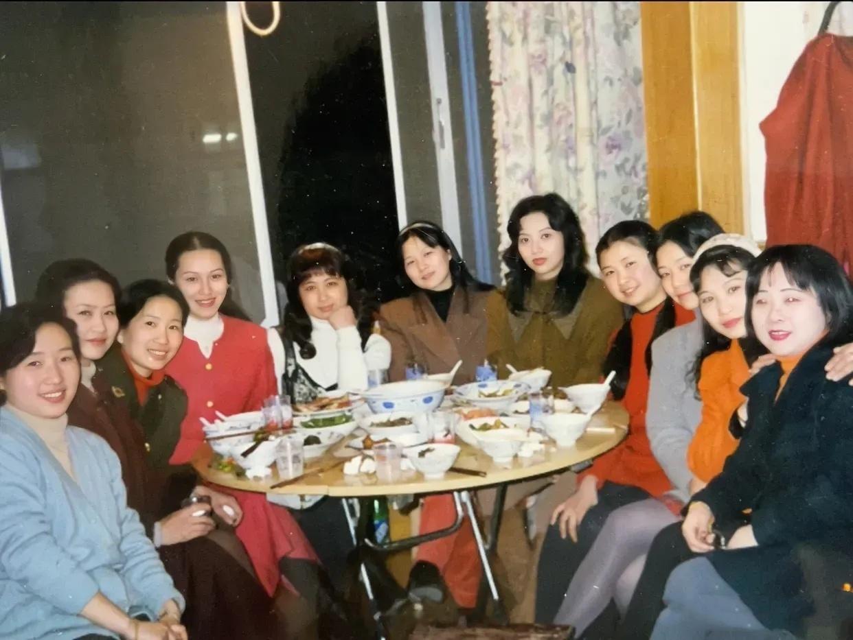 1997年，武汉。女同学聚会，谁的颜值最高？[鲜花] ​​​