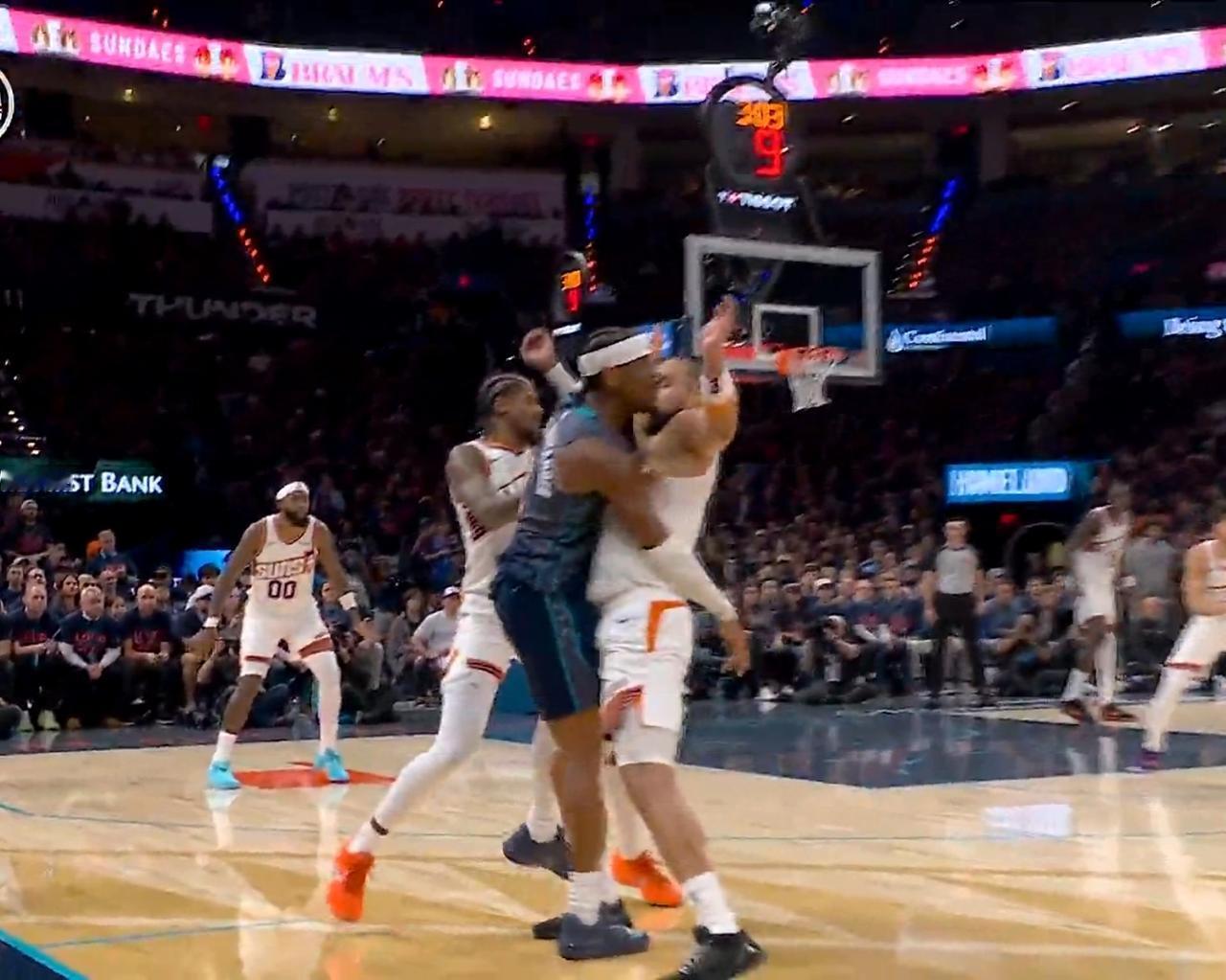 一视同仁！狄龙布鲁克斯对老乡亚历山大凶狠犯规！

狄龙布鲁克斯和亚历山大都是加拿