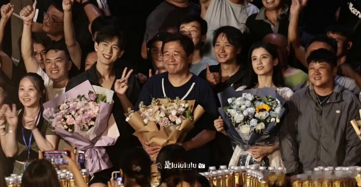 李现 张婧仪《雾里青》杀青合照，杀青快乐！ 