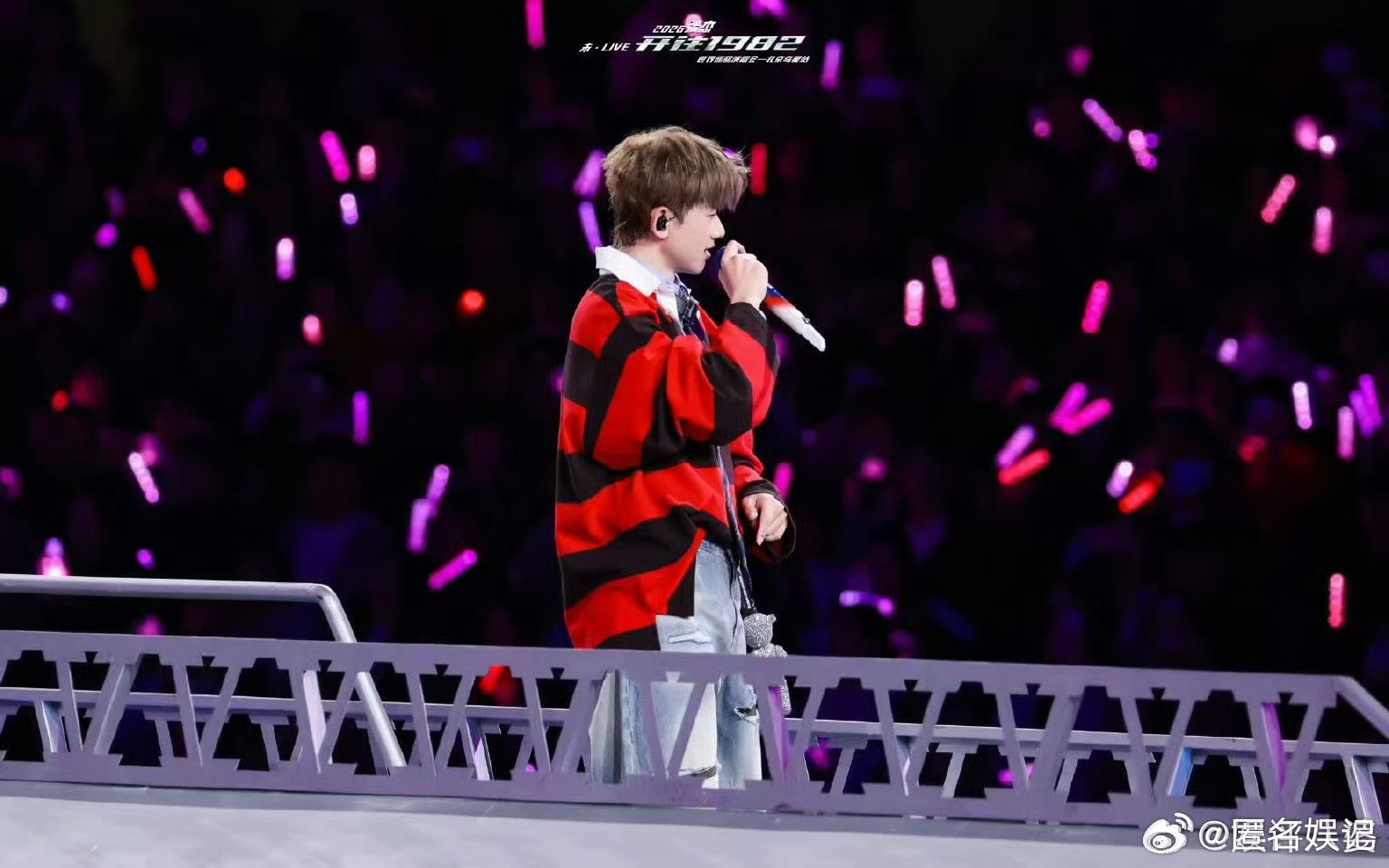 张杰鸟巢演唱会齐舞瞧瞧张杰鸟巢演唱会上的齐舞，那叫一个整齐有序！每一个动作都精准