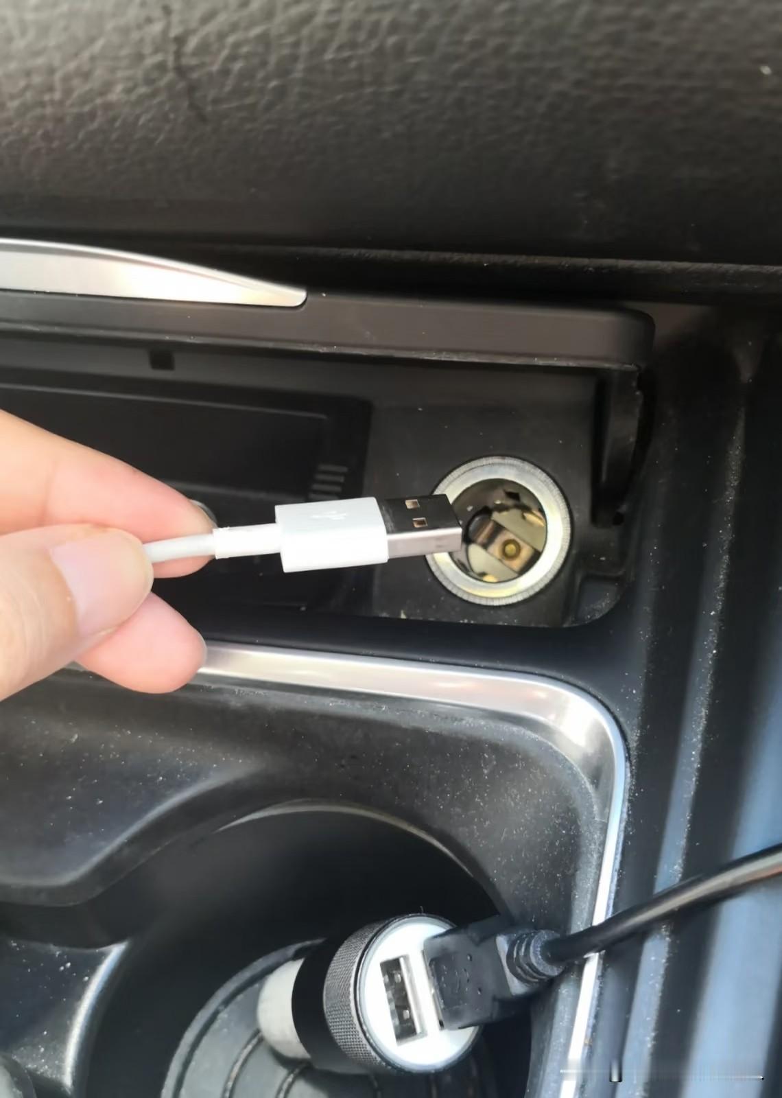 汽车点烟器为啥永不取消？多数车主都被骗了，真正用处太关键！
 
说实话啊，现在开