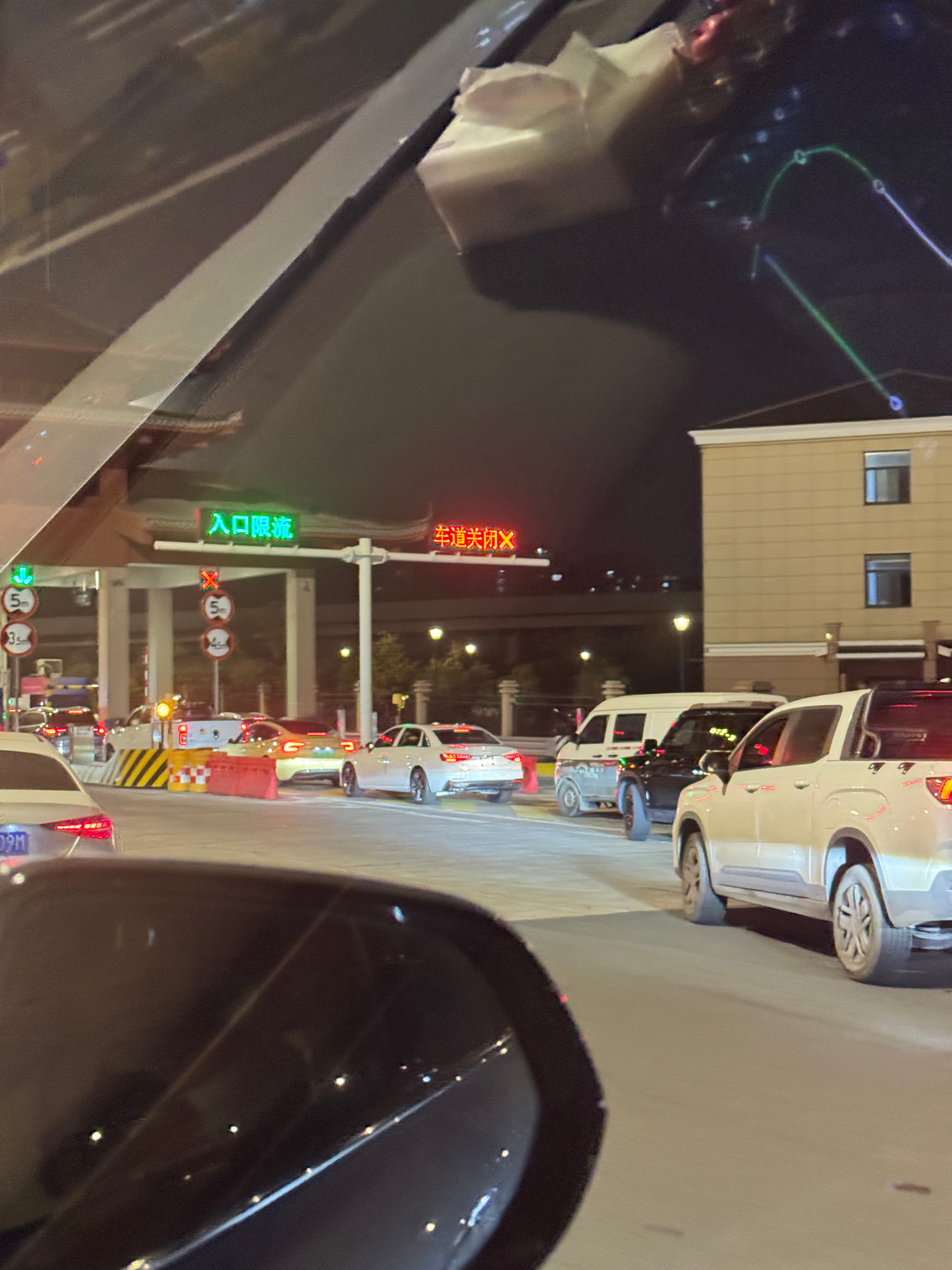 其实挺好奇的，很多人宁愿排队都不愿意办个ETC，这是为啥