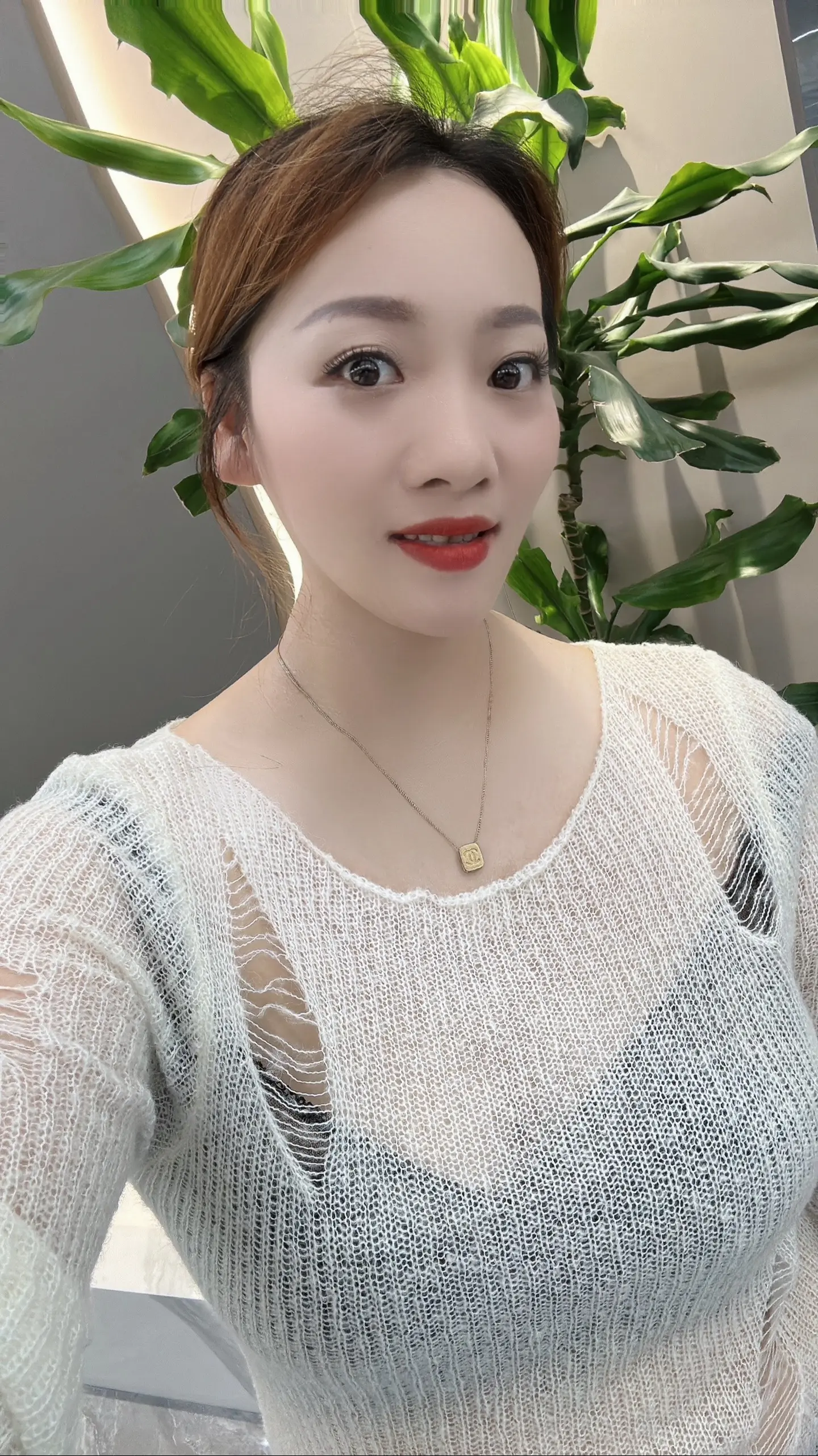 “初听还是小姑娘 在听已是孩她娘！”