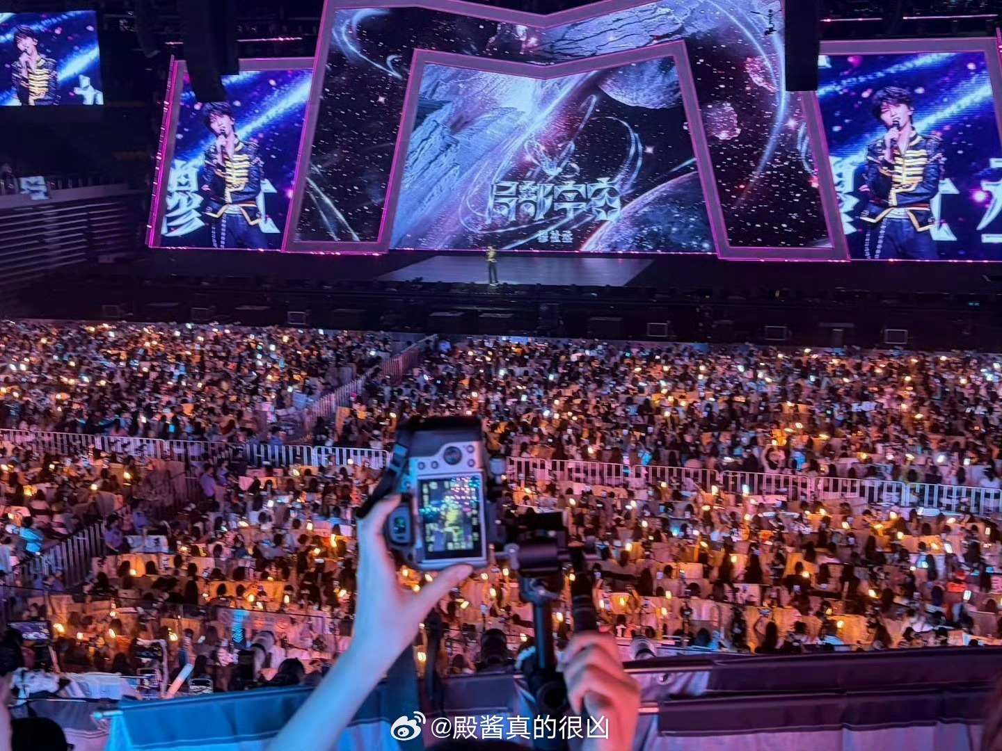 今晚穆祉丞演唱会内场尽数被橙粉色灯牌覆盖，成片橙粉星光汇聚，盛大又耀眼🔥穆祉丞
