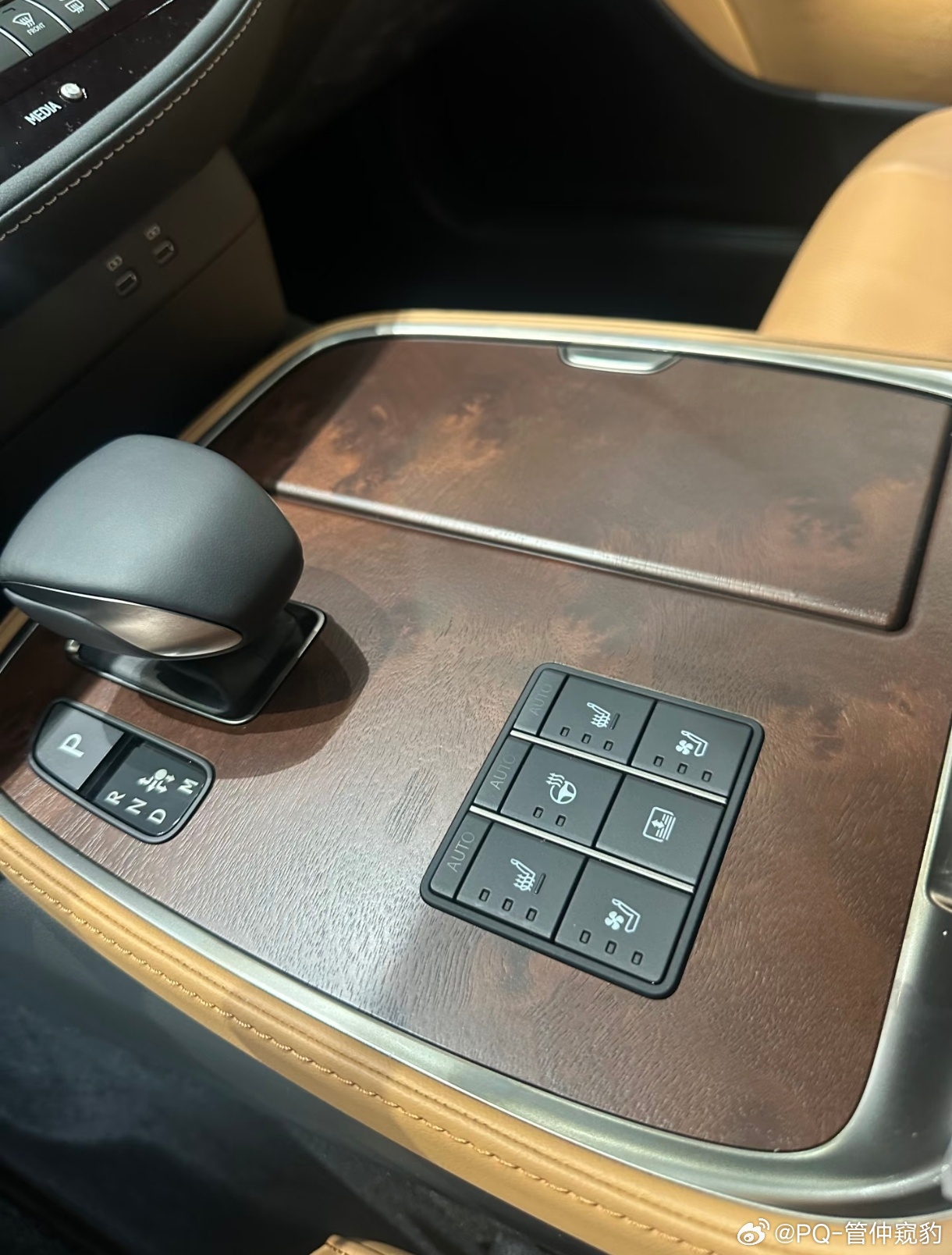 虽然图1，日系顶级豪华车，头戴“工匠精神”的光环采用了高级的胡桃木，售价高达百万