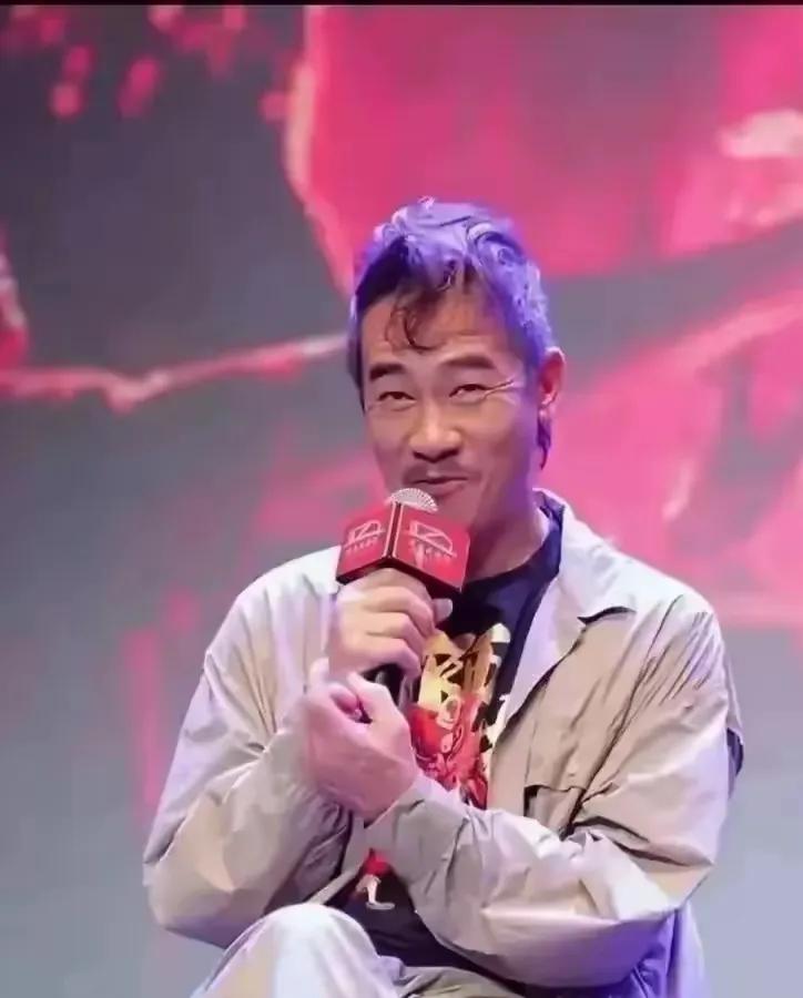 57岁陈小春近照曝光，眼角额头皱纹密布、脸皮下垂显沧桑，网友戏称“断崖式衰老似7