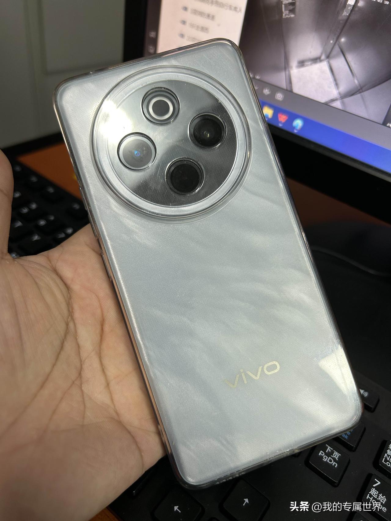 来说下我自己现在用的手机，主力机vivoy300pro+,去年4月份花1500块