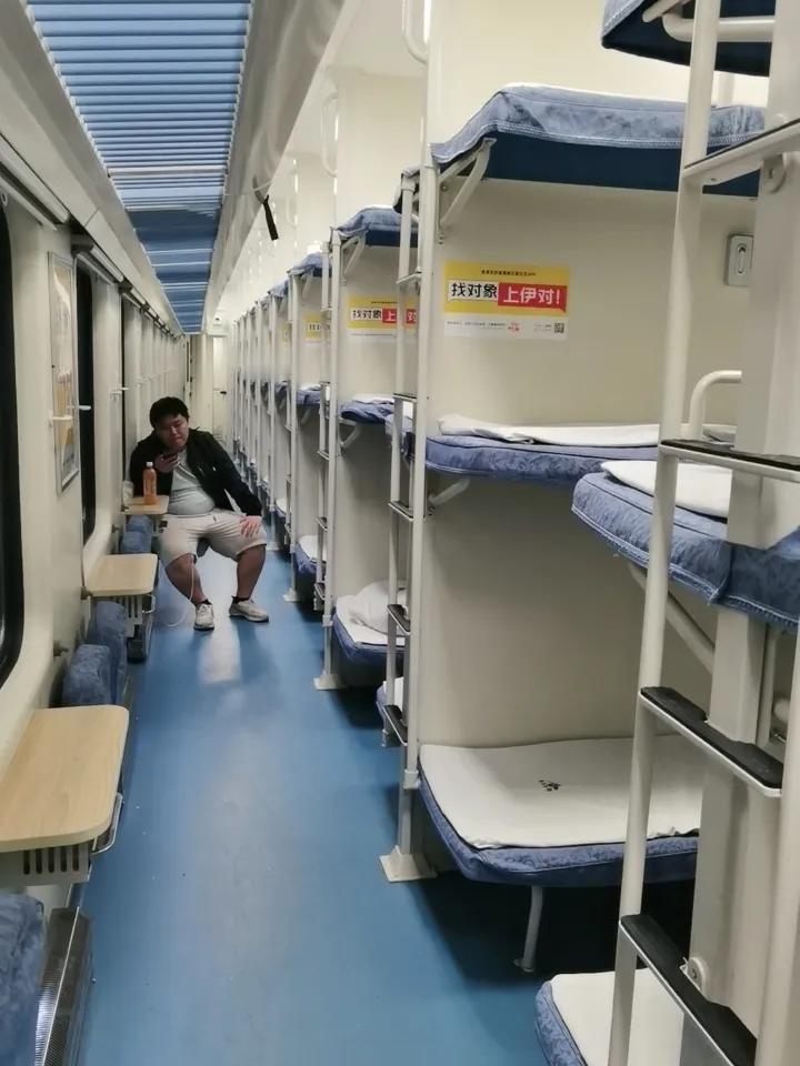 火车启动了。来的时候车厢里人满为患，回去时却空空如也六张床就我一个人，等于包房了