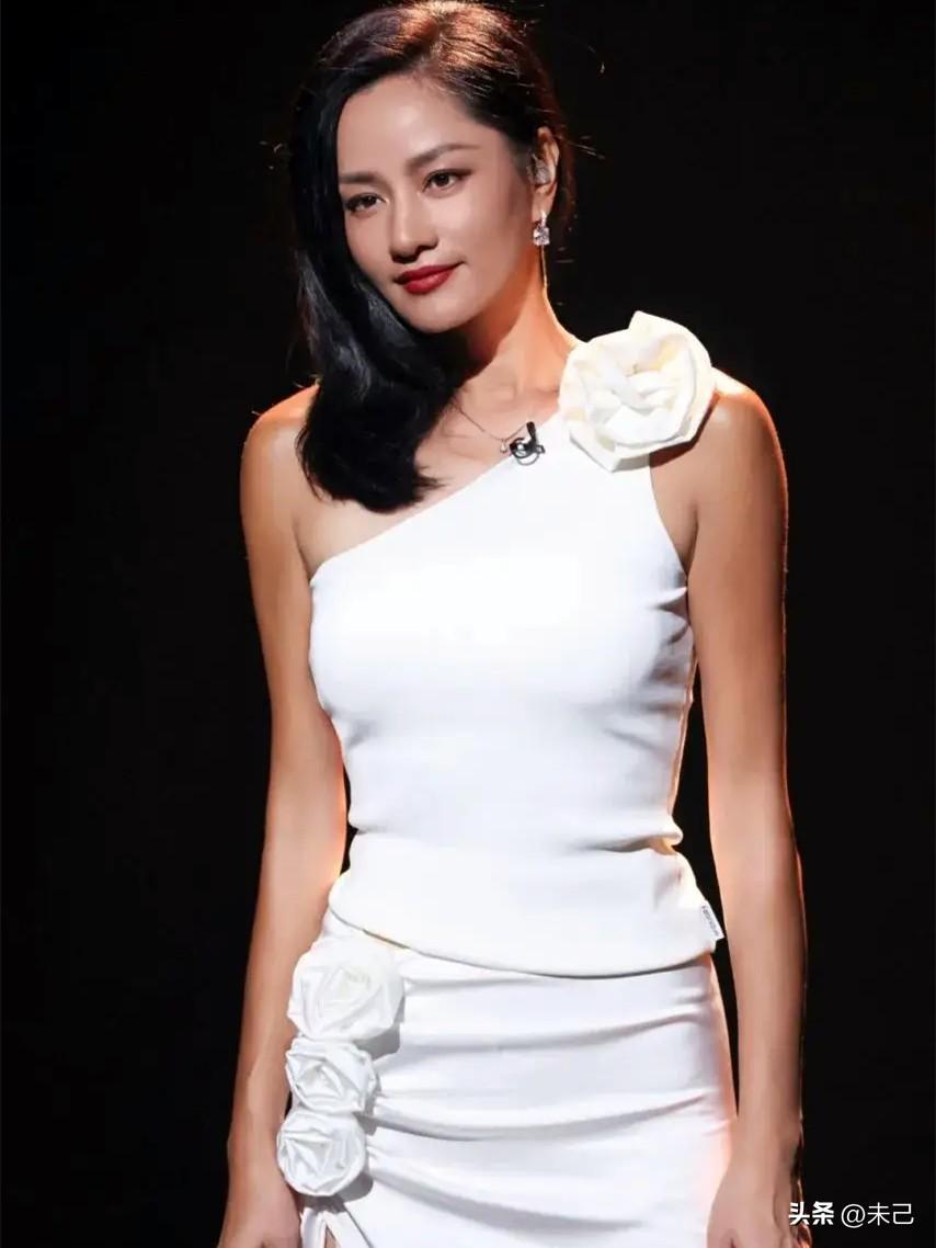 太清醒了！
国际超模瞿颖说，我从小就喜欢表演，
但真演戏了，我又不想干了。

瞿