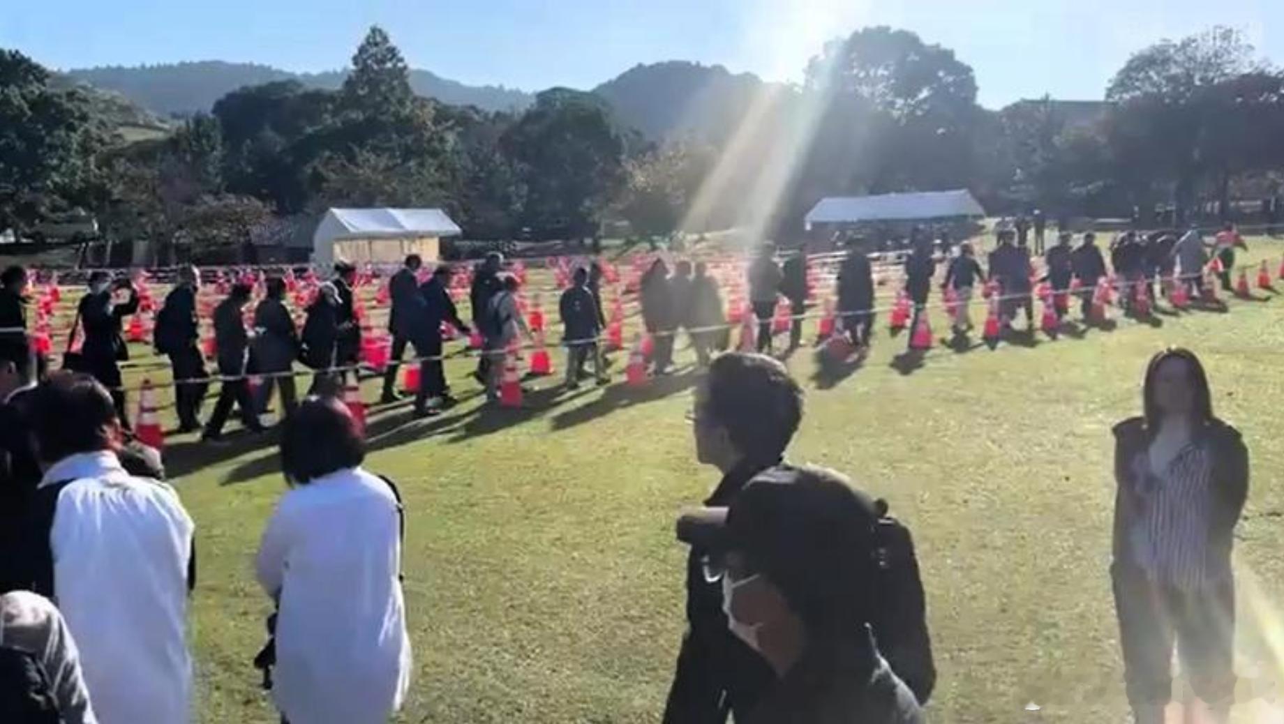 【安倍遇刺案首次开庭 700名民众争夺32个旁听席】海外新鲜事安倍遇刺案今天开庭