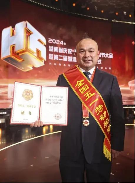 从灶台名师到职教良师！童鹏飞深耕湘菜技艺，点亮万千学子技能路
 
童鹏飞，197