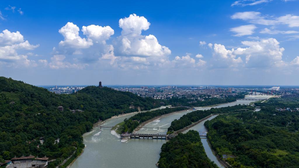 庄子《在宥》之十

至道之精，窈窈冥冥；至道之极，昏昏默默。无视无听，抱神以静，