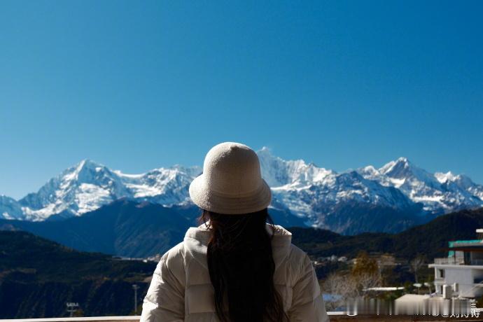 刘诗诗高马尾运动风出镜，与日照金山同框，侧颜与自然奇观交融，被赞 “画中仙子”。