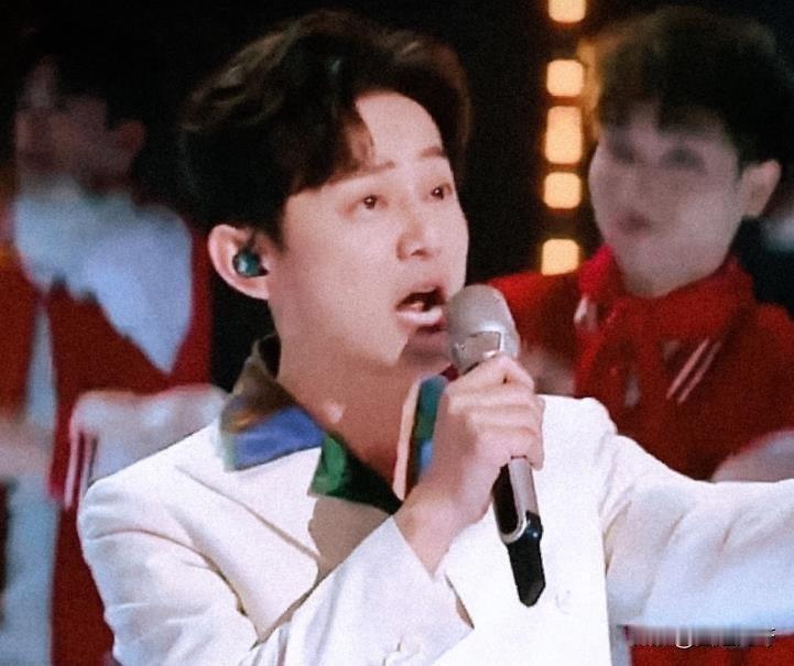 50岁了哇！一直以为何炅还是我记忆中的样子，没想到都已经年过半百了。我小时候他就