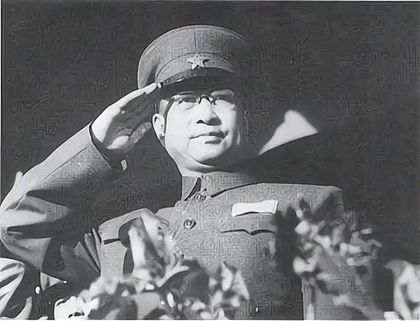 彭总视察哈军工，晚饭看到自己的侄子彭启超，便责问陈赓：他有什么资格坐这？
 
这