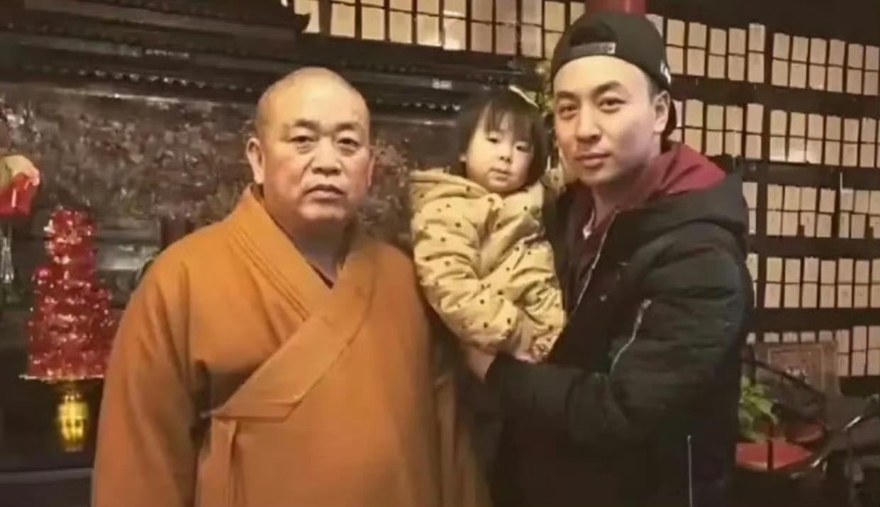 释小龙居然是释永信的徒弟，这倒是挺意外啊！

这几天，少林寺释永信不是出事了嘛，