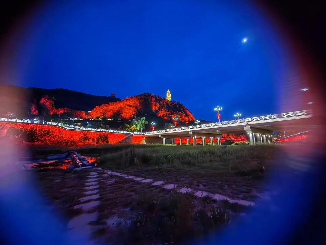 延安宝塔山灯光秀点亮延河夜 。宝塔区举办的主题灯光秀吸引了游客前来观赏。