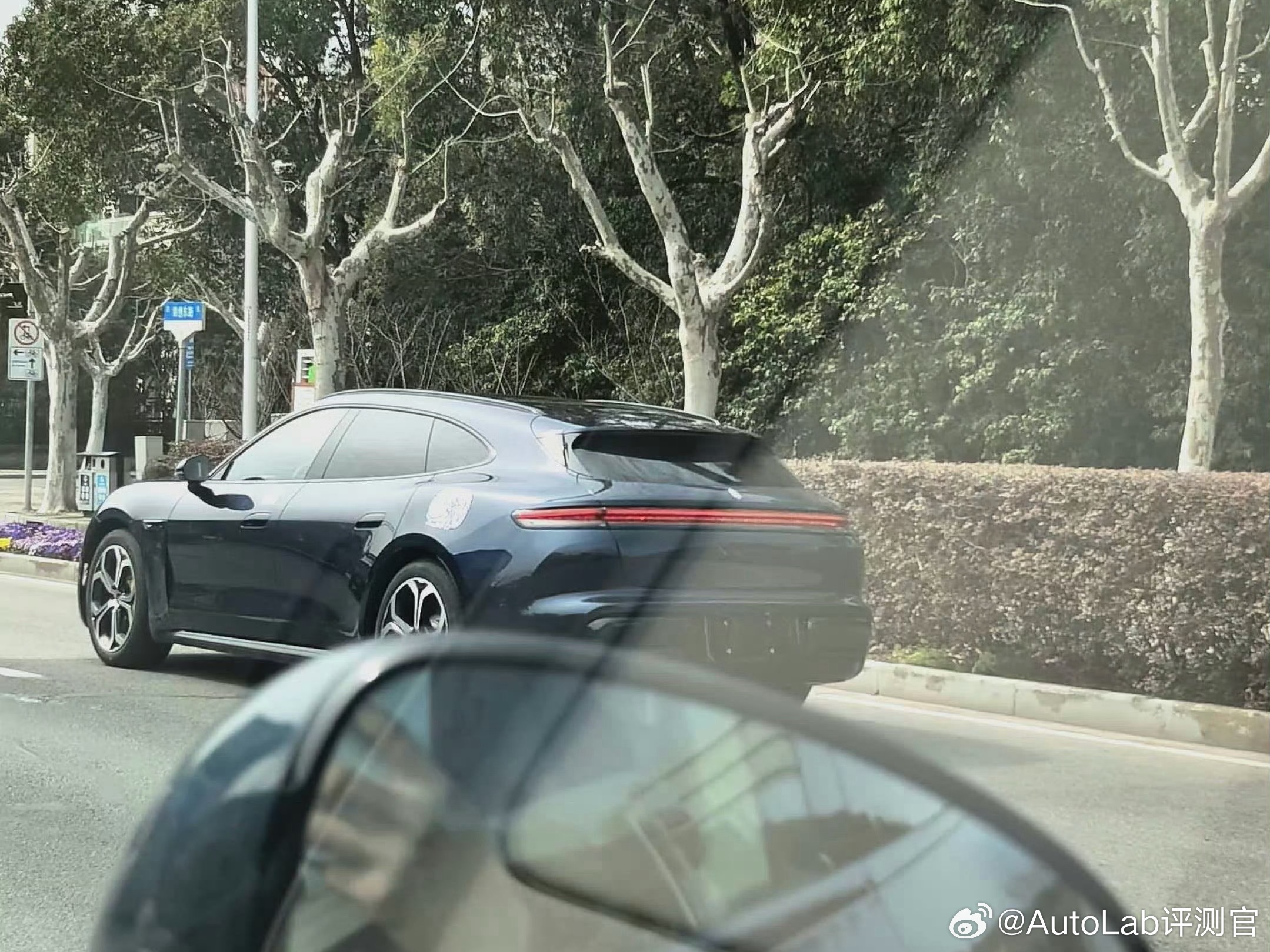 网友偶遇的尚界Z7T无伪装实拍，大家觉得这个屁股怎么样大V聊车