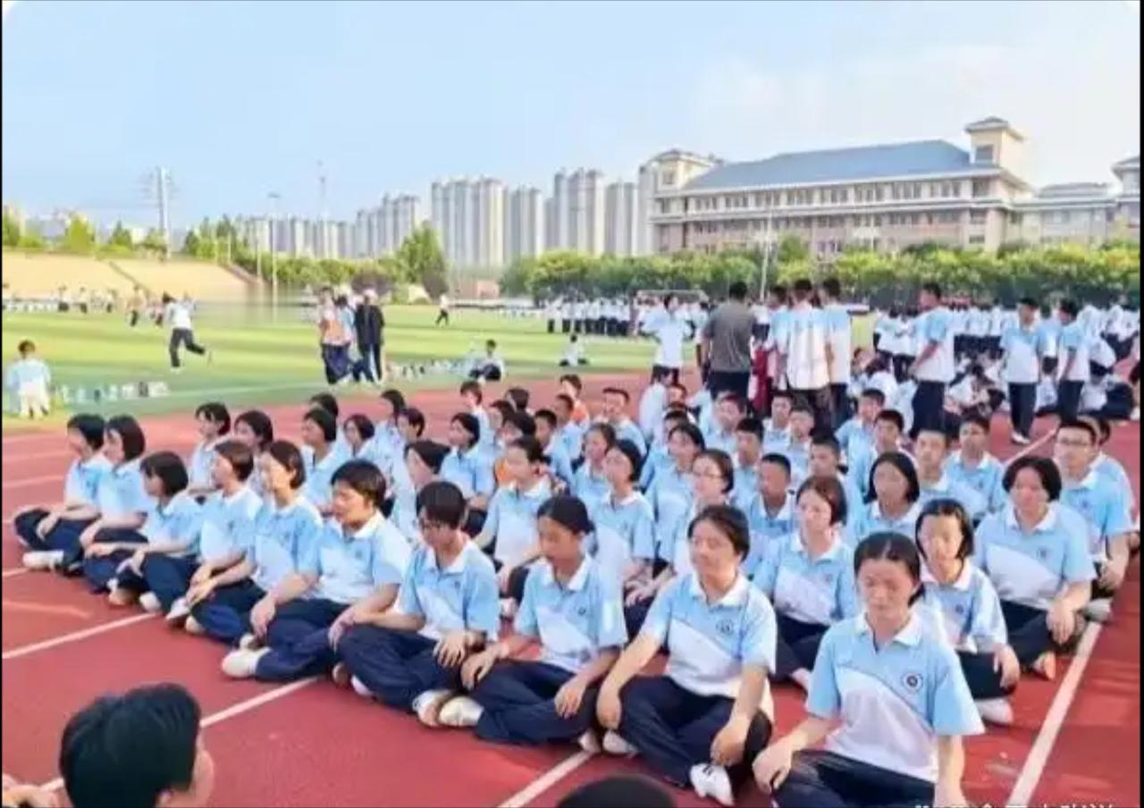 一个初一竟然分了96个班，光新生就硬塞了5000人！你以为这是大学扩招？不，这是