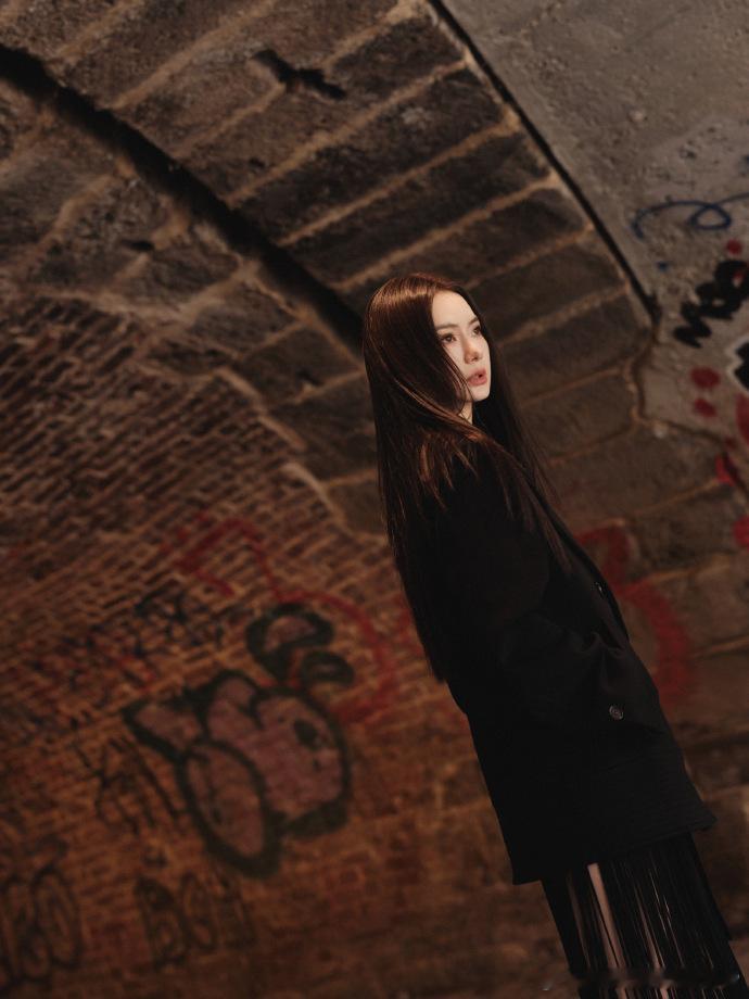 #戚薇落地秒出图# 戚薇米兰时装周来袭，黑色西装搭配流苏，气场全开秒出美图！每一