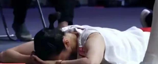 惠若琪针对中国女排丢冠亚锦赛，
指出问题：
其一，拦网时，应变能力不足，
身材高