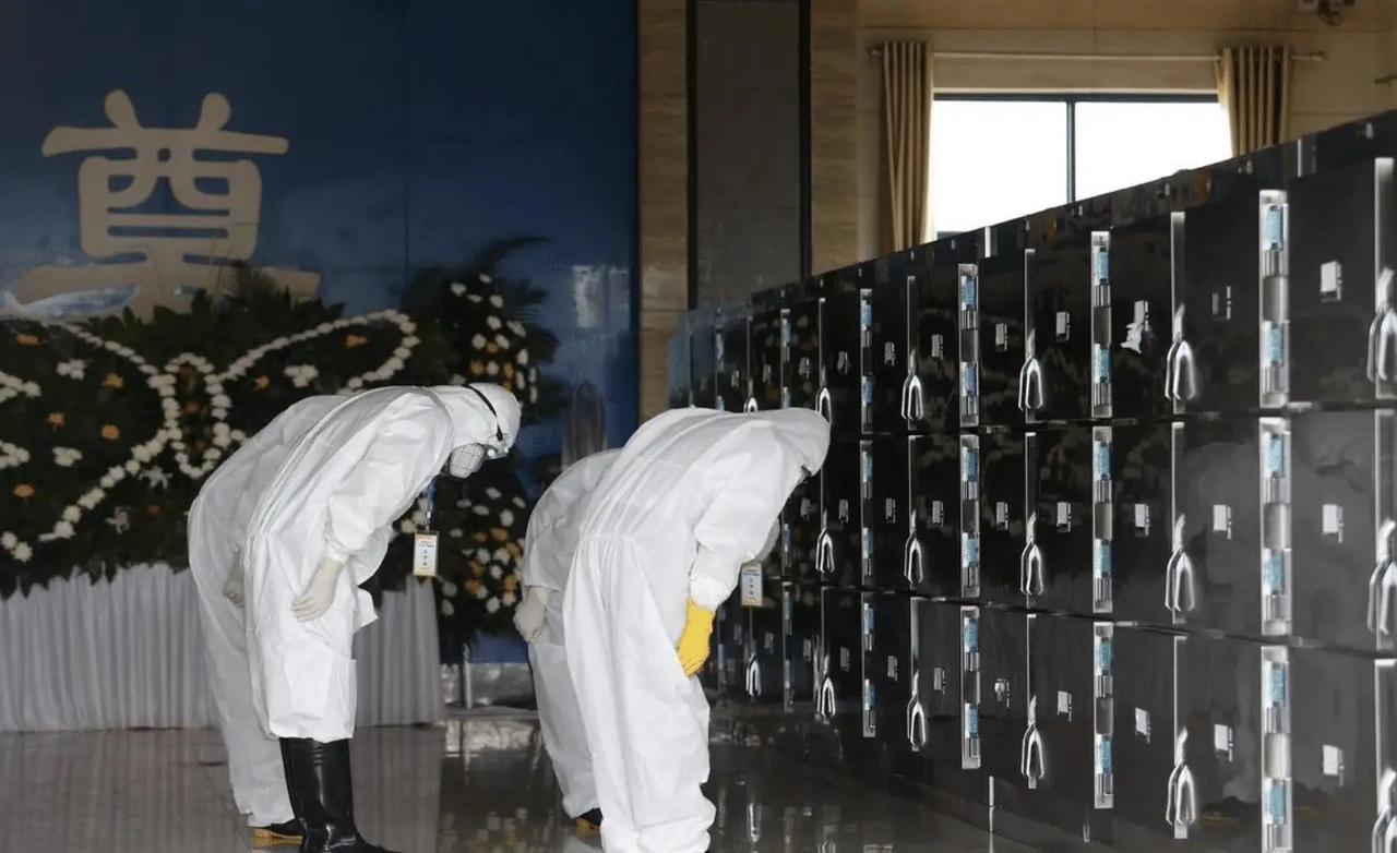 一位火葬场职工表示：“人离世后，一是要火化，二是火化后，不要领取骨灰，让火葬场处