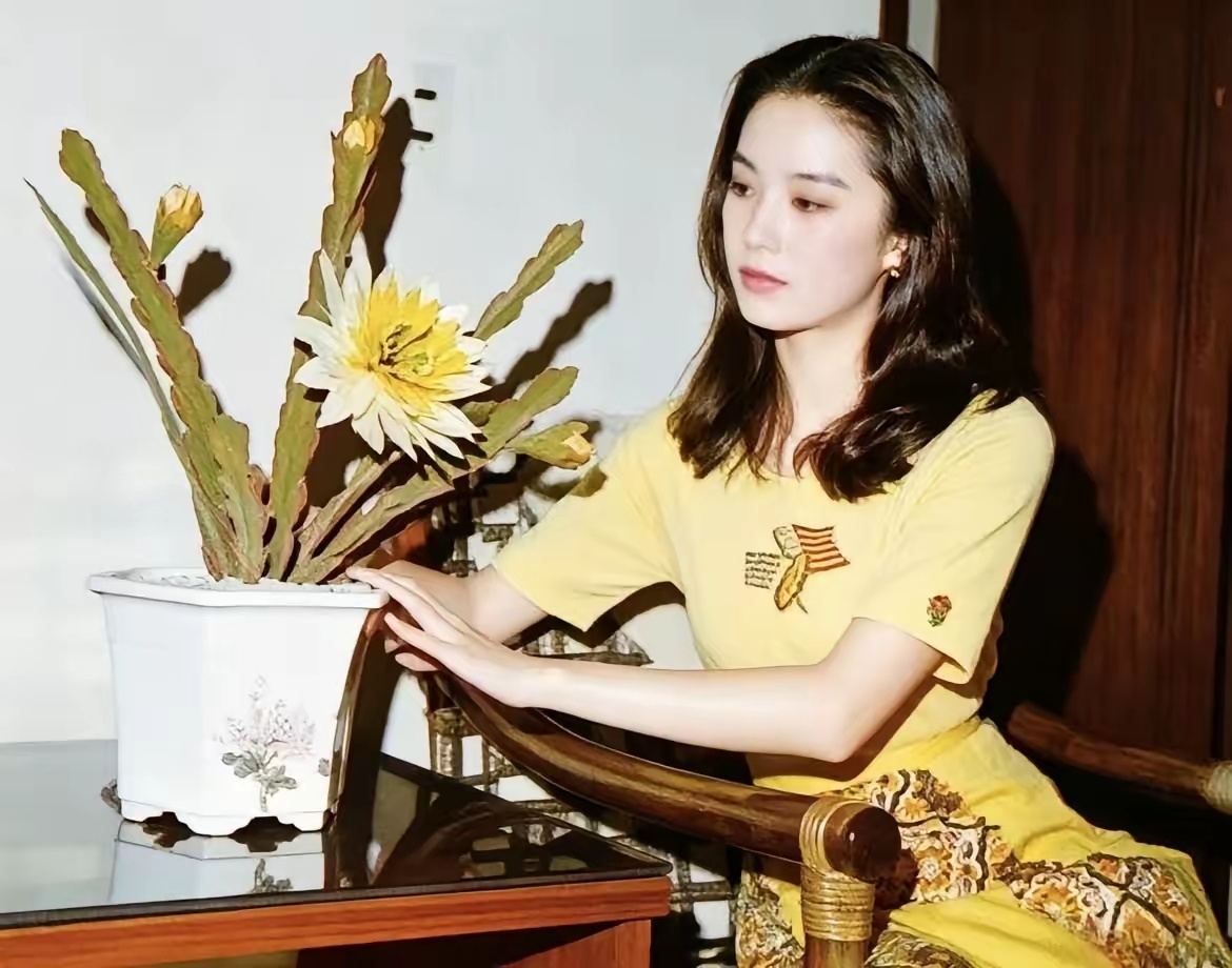 香港著名导演徐克曾经说过，50年才出一个林青霞。看过林大美人年轻时的图片，就知道