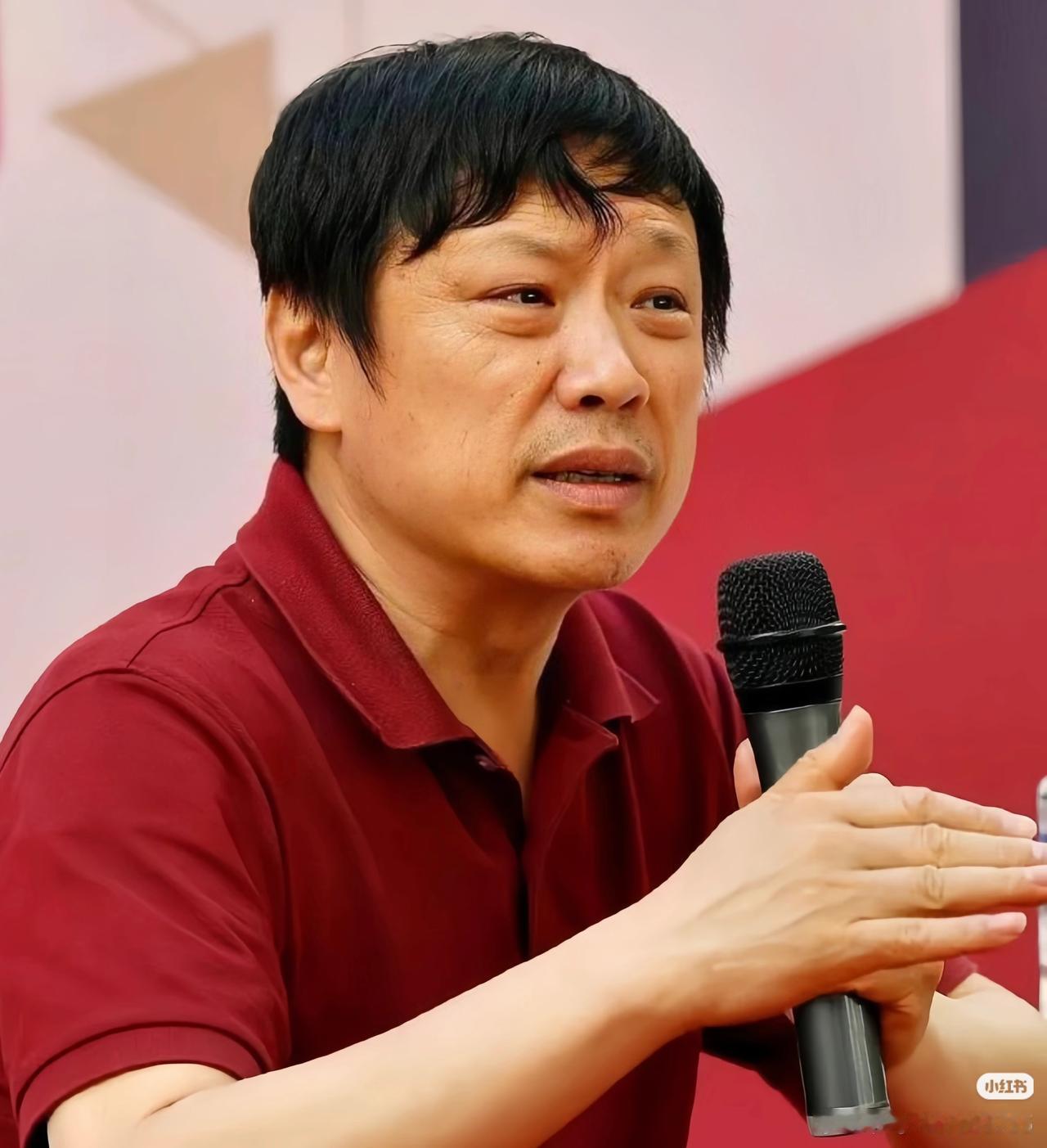 胡锡进为何对郭德纲改编红歌如此关注此事舆论撕裂争议大，他意在厘清法理与情感边界，
