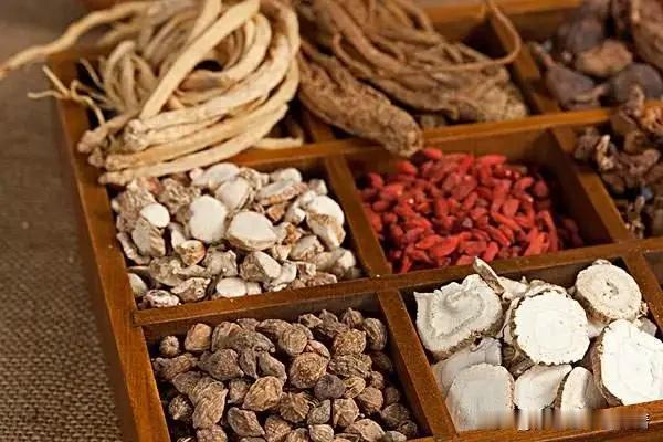 老中医忠告：见湿勿治湿、见痰别治痰、见汗莫治汗！3句话避开调理大坑
 
大家好，