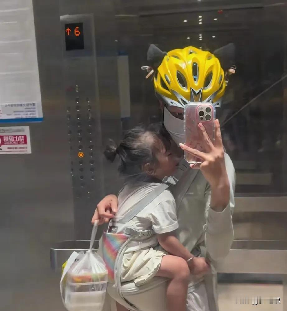 这就是钢铁侠妈妈，结了婚是妻子，是儿媳，是妈妈，为了生活必须奔波给孩子一个好的生
