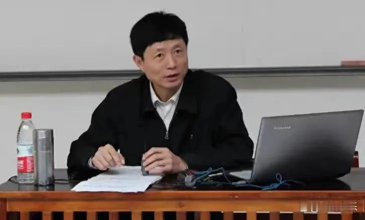 #你觉得艾跃进是怎样的人?#
怎么说呢？一半是谎言，一半是激情