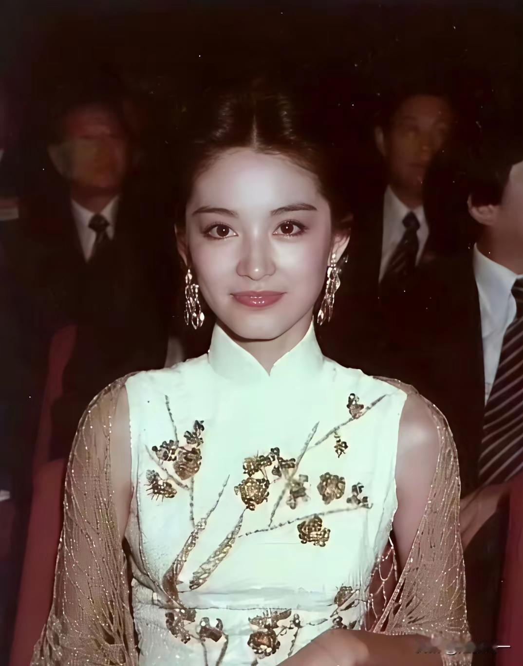 林青霞
她的妆容和衣品放现在依然不过时[燃烧的心]