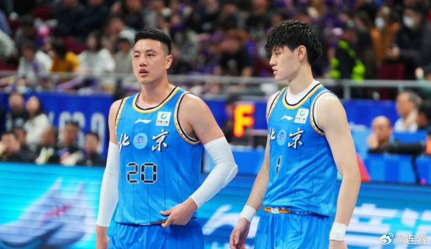 或许拆一下试试呢？此时此刻场上重叠感很明显。CBA北京男篮vs上海男篮