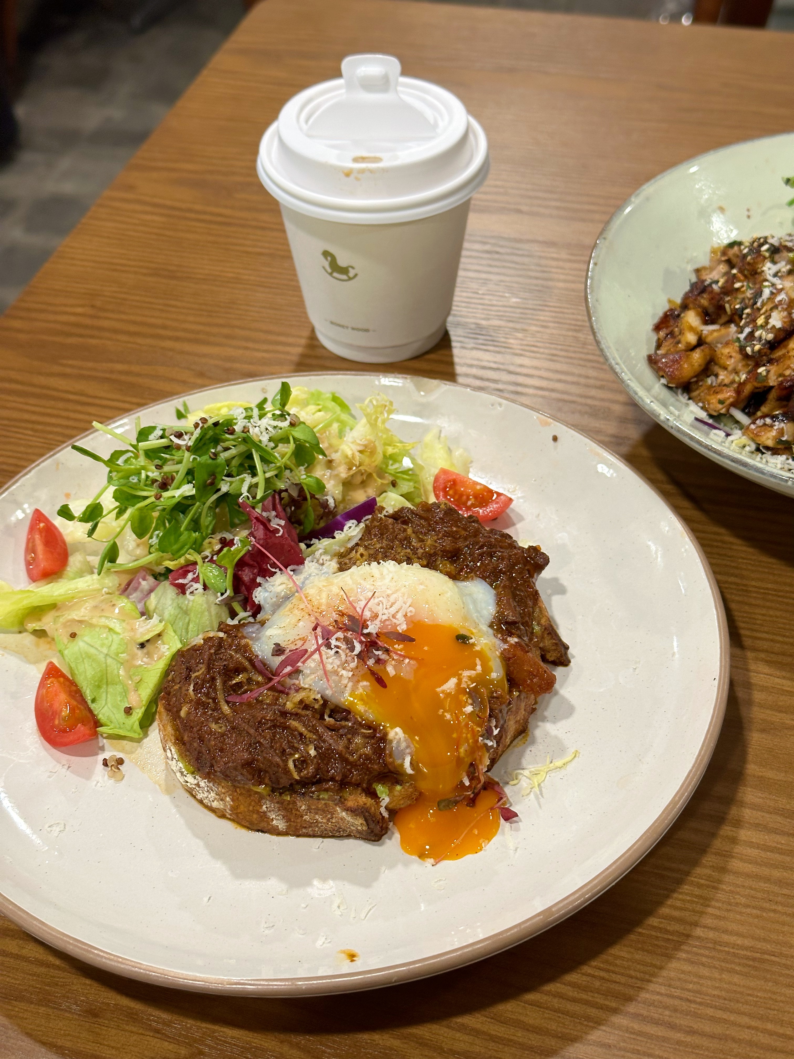 宁波Day2 很自在的一天！先去柔木买了杯拿铁，再走去有盐吃个brunch，牛肉