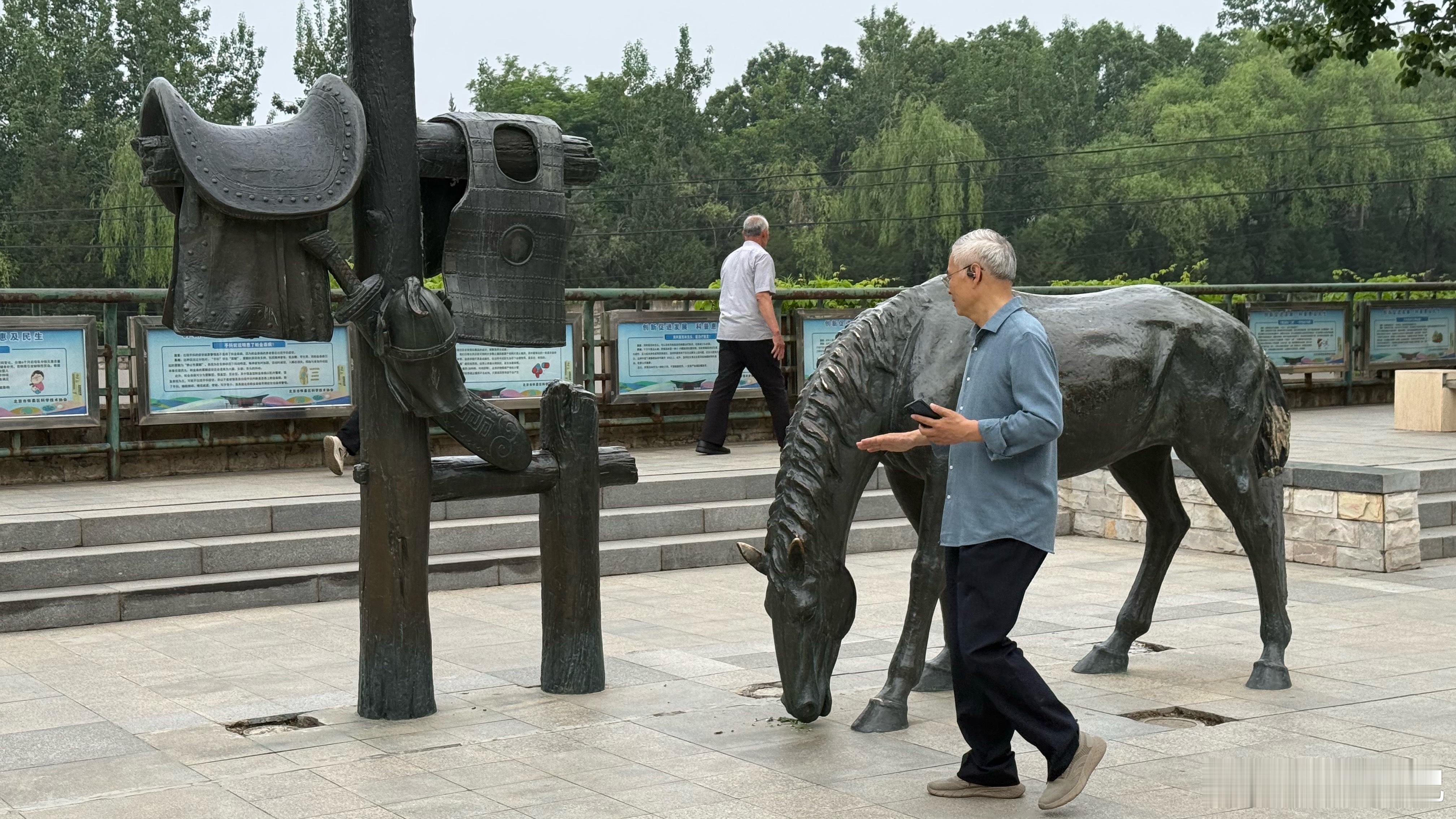 北京，怀柔水库边上一个群众活动场所里的雕塑，战马卸鞍，解甲归田。 北京·龙山御景