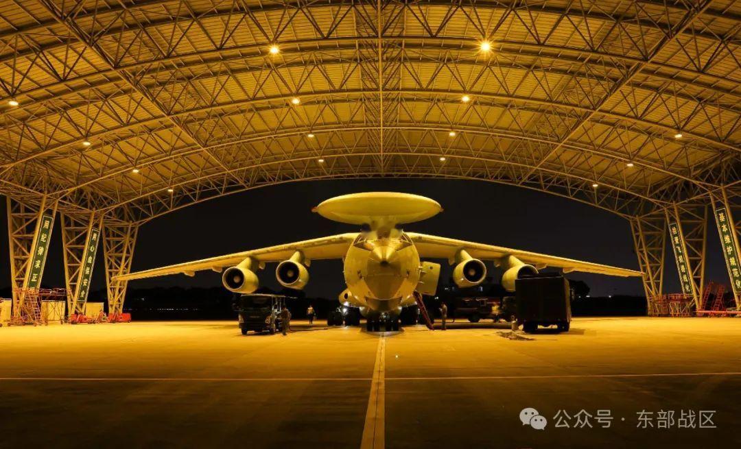 夜幕低垂，万籁俱寂“战斗”在下半夜骤然打响近日，东部战区空军航空兵某部机场战机轰