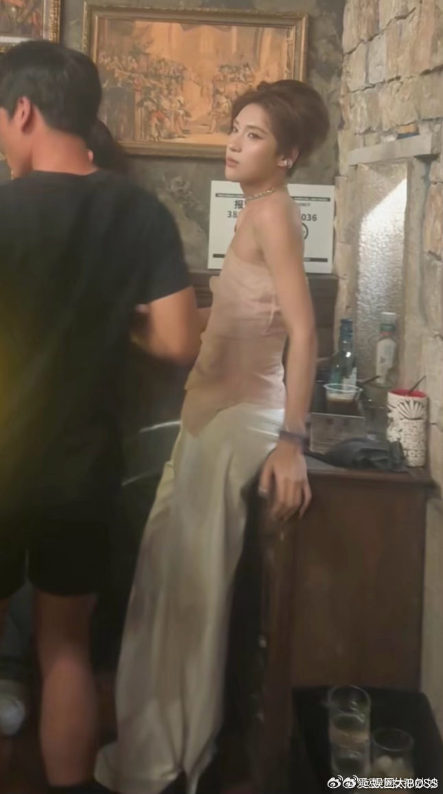 曝小澈不会再直播了 有网友偶遇小澈并夸他很好看，顺便问了直播的事，小澈摇头表示不