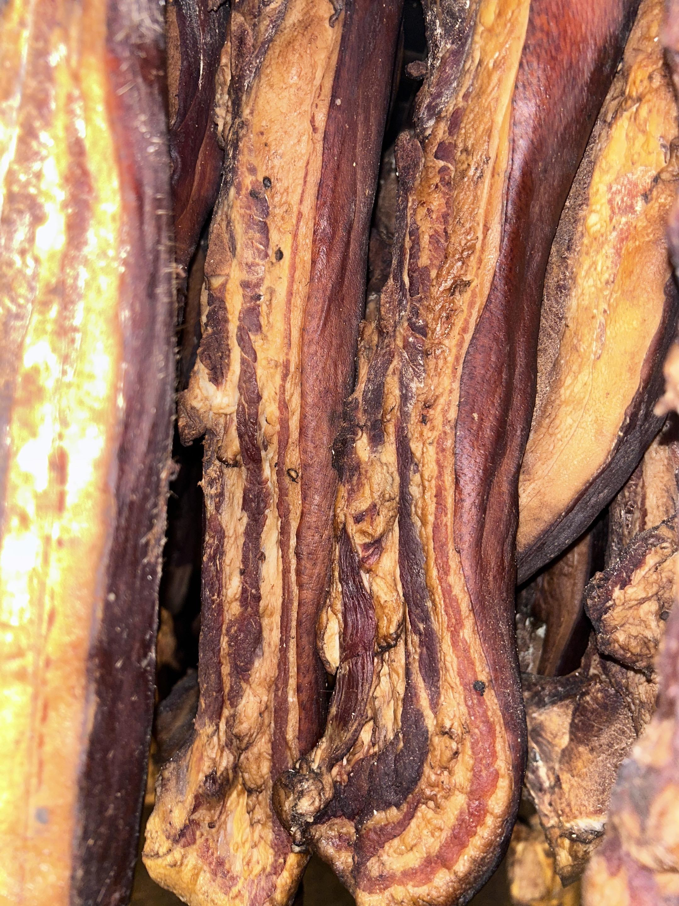 每一块腊肉，都源自乡村的烟火日常。遵循祖辈传下的手艺，不添加防腐剂，不...